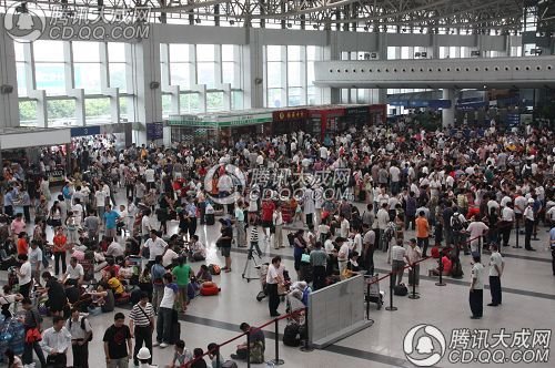 组图:双流机场焦急等待恢复航班的人群