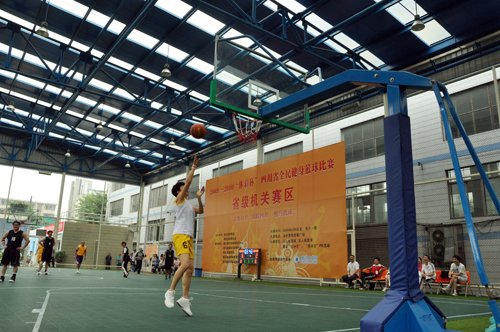 四川省体育局局长朱玲同志全神贯注参与比赛