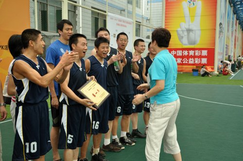 四川全民健身篮球赛:省卫生篮球队接受颁奖