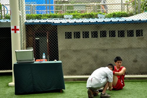 四川全民健身篮球赛:球员受伤现场接受治疗