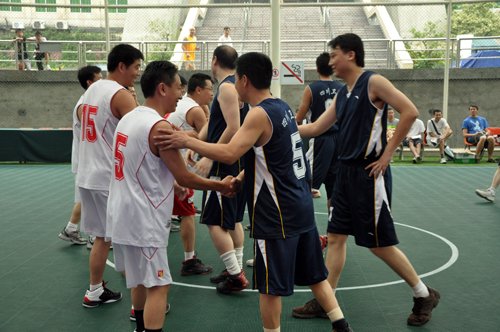 四川全民健身篮球赛:比赛双方握手友谊第一