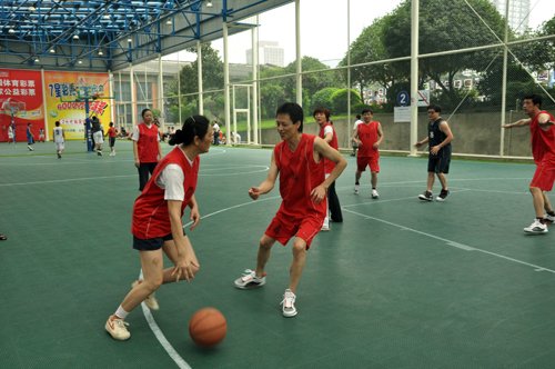 <em>四川</em>全民<em>健身</em>篮球赛:<em>女教练</em>实时指导球员_大成