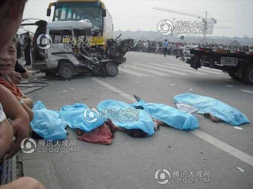 4687--成都成青路发生重大交通事故 已造成6人死亡