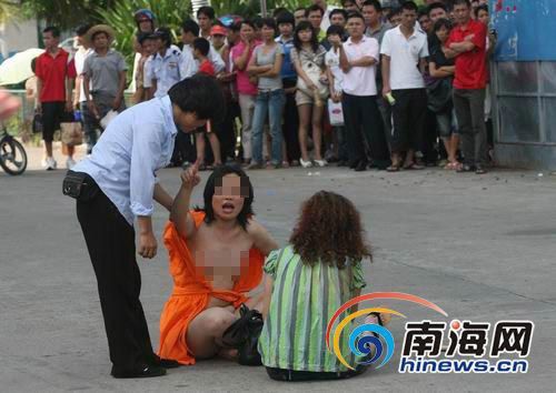 公路上裸身聊天追打民警(组图)