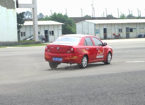 成都国际赛车场 体验吉利金刚漂移极限_购车看