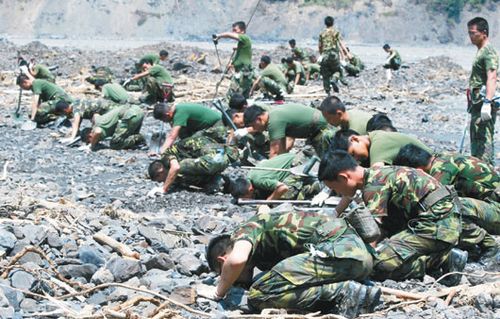 台军特勤部队趴地鼻嗅搜寻遇难者遗体 令人动