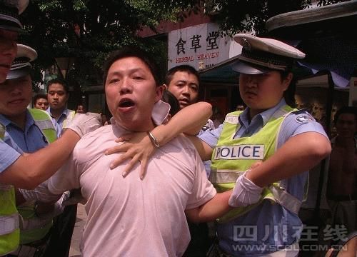 [转帖]网曝宜宾交警野蛮执法 现场混乱男童险丧命