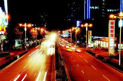 从街灯昏黄到光的海洋 路灯照亮成都历史(图)_