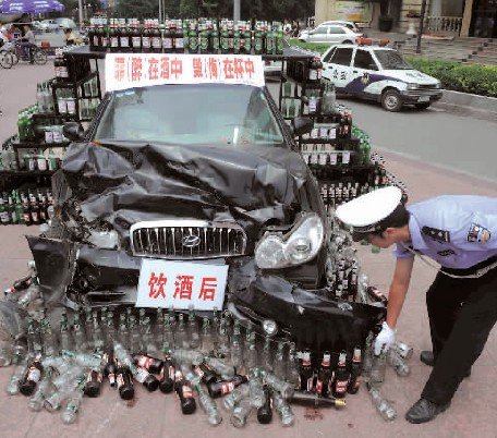 成都500名志愿者用千个酒瓶堆出醉驾行为艺术