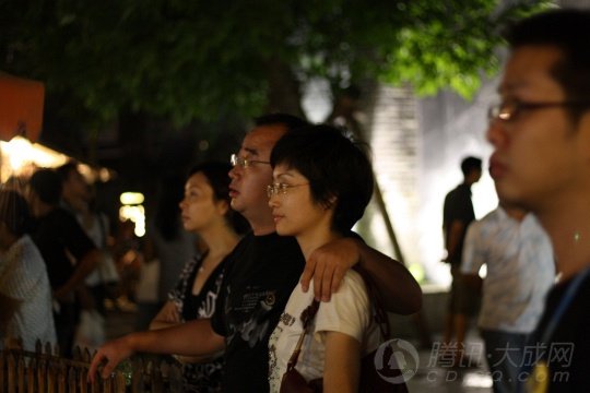 组图:七夕视频告白宽窄巷子播放 感动网友_新
