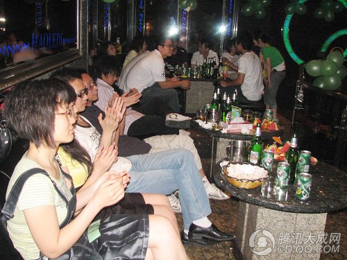 第4期:漂亮美女现场K歌配对 大爆魔术大师笑料