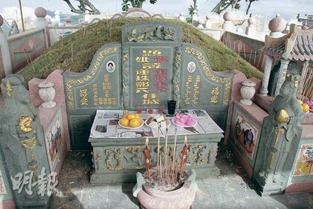 刘德华现身祭拜朱丽倩父亲 大马豪宅曝光(组图