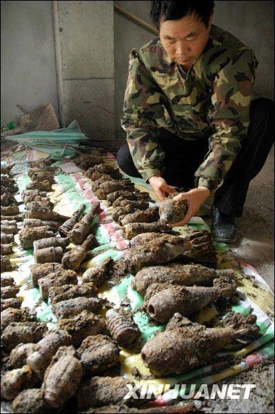 组图:河南郸城发现90余枚抗战时期遗留弹药_国