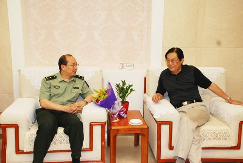 访谈<em>照片</em>:国防大学教授、<em>金一南</em>少将做客人民