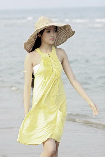 杨光拍<em>海边</em>靓丽写真 摆<em>清纯性感</em>造型_新闻滚动