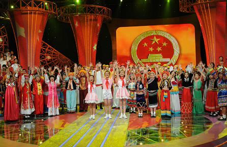 全国红军小学的各族孩子走进央视国庆特别节目