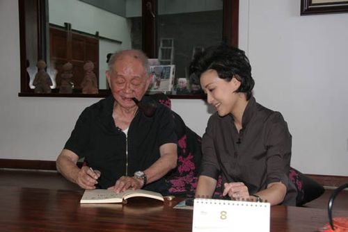 画家黄永玉追忆故人 自称是晚上八九点钟的月