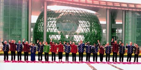 2001年上海apec会议领导人合影