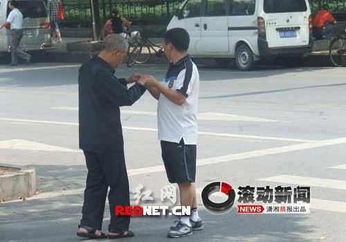 <em>儿子</em>牵<em>白发</em>父亲过马路 孝行感动众网友(图)_新