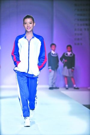 广州中小学生走T台 展示时尚优雅的校服_图话