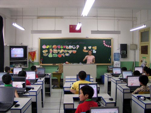 小学开设网络班:小学生人手一台手提电脑