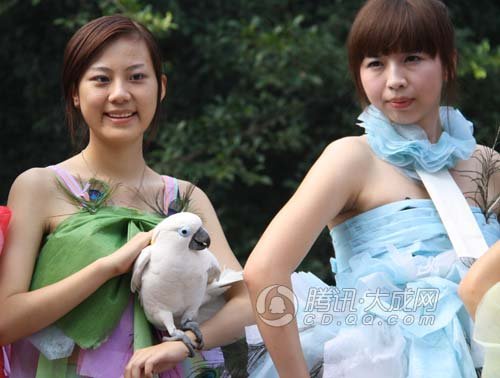 <em>美女大学</em>生<em>人体</em>彩绘提倡环保 特殊材料秀霓裳