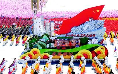 四川彩车演员受阅区前双手画心 以表感恩(图)_