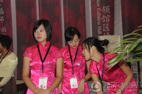 成都房交会古典美女+娇艳旗袍展曼妙身姿(图)