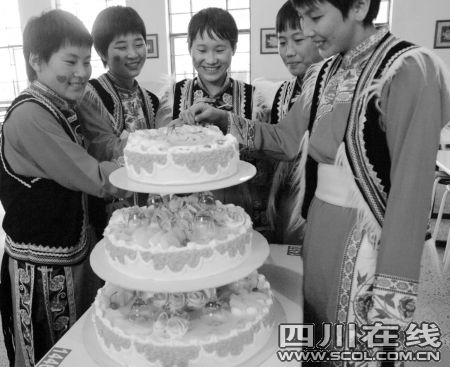 长春一中学办晚会为四川灾区羌族少年过中秋_