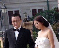 央视主播马斌走出不雅照风波 青岛拍婚纱照_