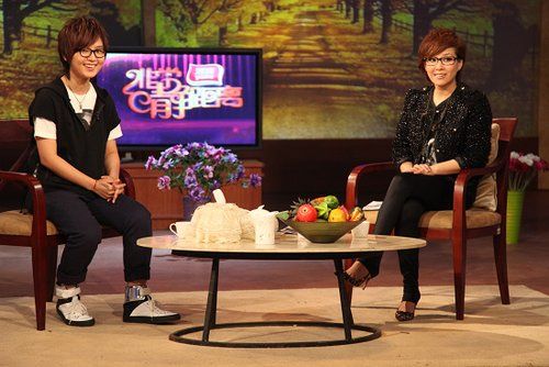 周笔畅正面回应“频换东家”质疑 幽默对话李静