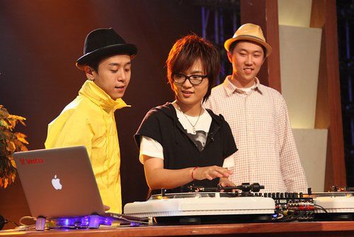 周笔畅正面回应“频换东家”质疑 幽默对话李静