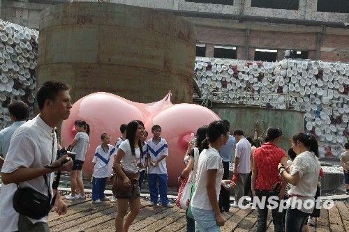 世界最大<em>乳房艺术</em>作品泡女郎亮相佛山_新闻