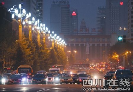 首批9柱白玉兰灯“闪亮”成都人民南路(图)