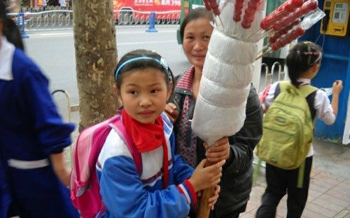 卖<em>糖葫芦</em>的<em>小女孩</em>感动网友 众网友送上关怀_生