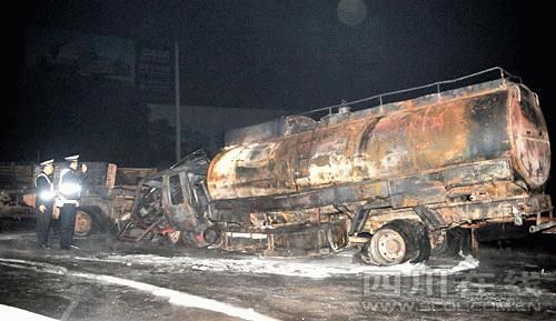 成绵高速一油罐车爆炸起火 至少1人死亡