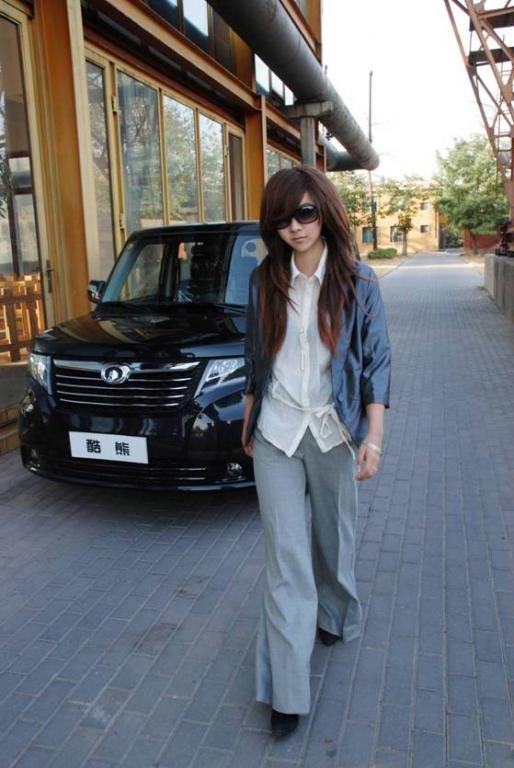 <em>长腿黑丝美女</em>与酷熊的亲密接触_大成车模_大