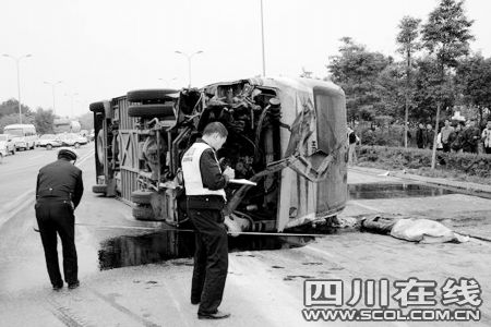 绵江快速公路发生车祸 客车侧翻导致1死30伤