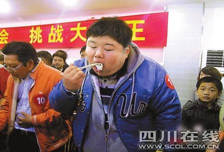 大胃王比赛 16岁男孩15分钟吃92个水饺_餐饮
