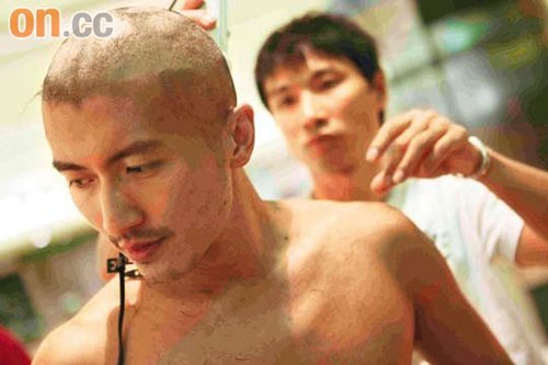 谢霆锋发型:谢霆锋发型图片 谢霆锋拍片脱衣秀肌肉 自剃头免头发缠身 图片 34k 500x333