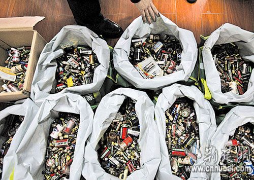 大学生公益活动遇尴尬 回收5000节废电池没处