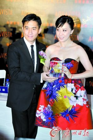 张曼玉孤单颁奖 刘嘉玲梁朝伟隔空晒恩爱_娱乐