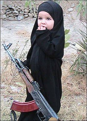 伊斯兰激进组织宣传照:穆斯林儿童拿AK-47当