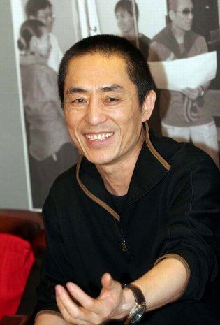 张艺谋拍照注意脸大小 坐飞机出国说英文闹笑