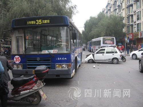 事故现场 图为该辆无证驾驶的公交