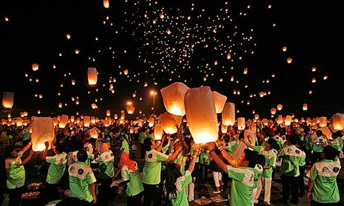 场面壮观:印尼群众放飞上万纸灯笼创世界纪录
