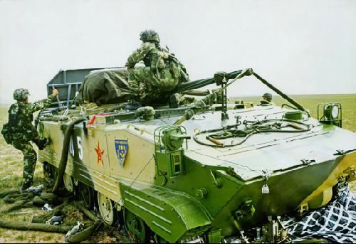 伞兵刀功能比瑞士军刀多 空降车配导弹_新闻滚