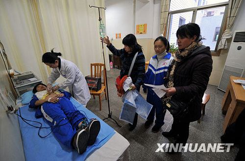湖南湘乡学校踩踏事故伤者在医院接受治疗_新