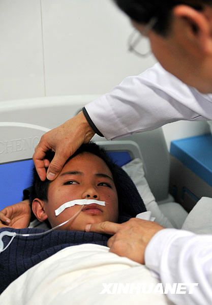 湖南湘乡学校踩踏事故伤者在医院接受治疗_新