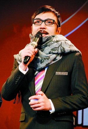  周润发下跪 遭恶搞 王小丫汪涵小S节目上个遍_